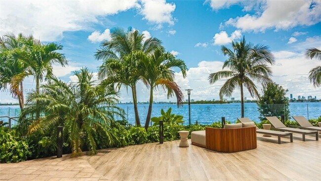 Foto del edificio - 700 NE 24th St