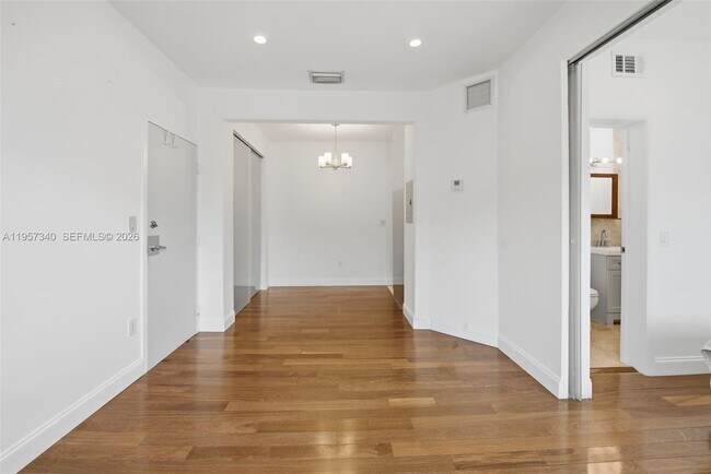 Building Photo - 526 15th St