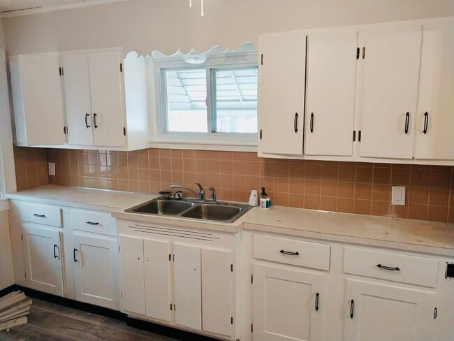 Building Photo - 46 Brighton Dr