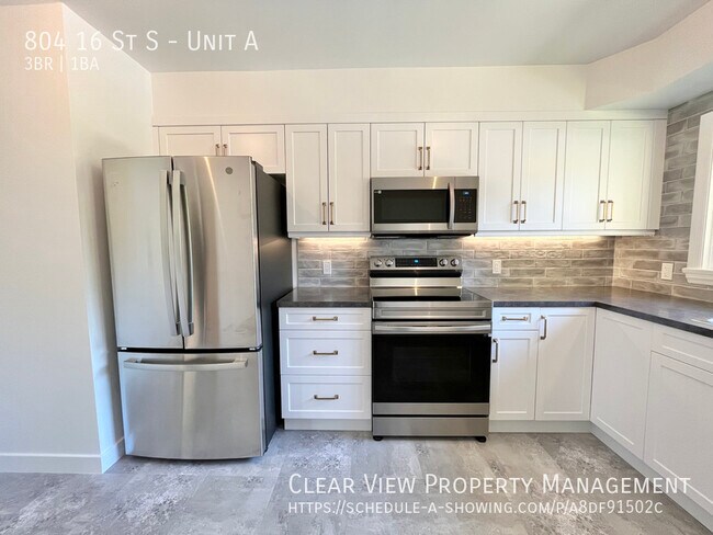 Building Photo - Freshly renovated 3 bed, 1 bath upper-leve...