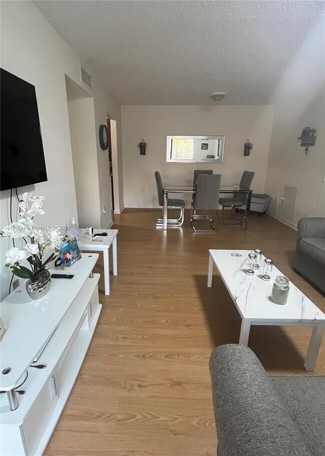 Foto del edificio - 7405 SW 152nd Ave