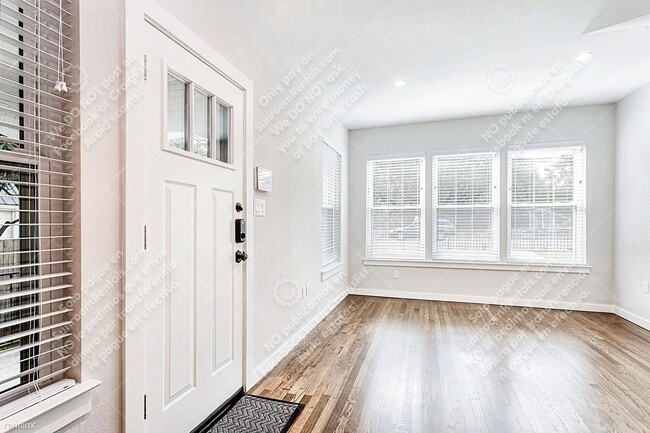 Building Photo - 2 br, 1 bath Duplex - 2810 Wooldridge Dr