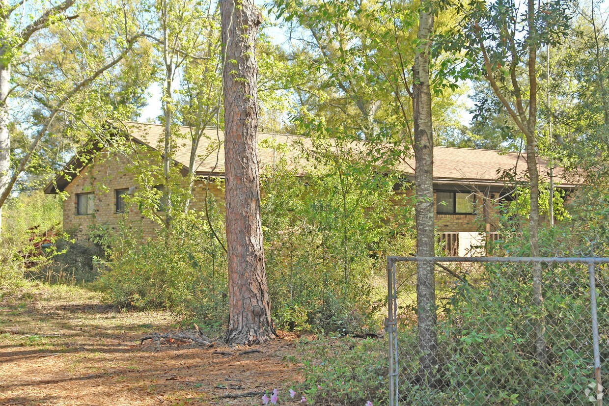 Building Photo - 1704 John Carroll Dr