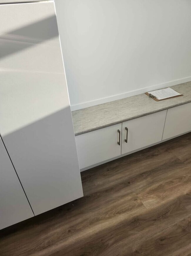 Photo du bâtiment - 11813-11847 47 St NW