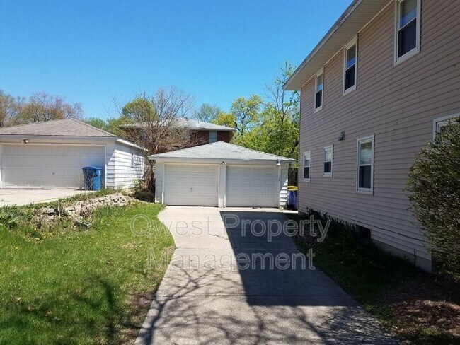Foto del edificio - 1422 Edward Ave SE