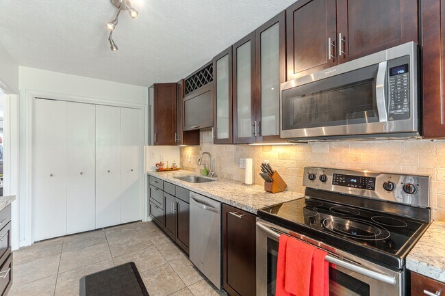 Building Photo - 6339 Del Monte Dr