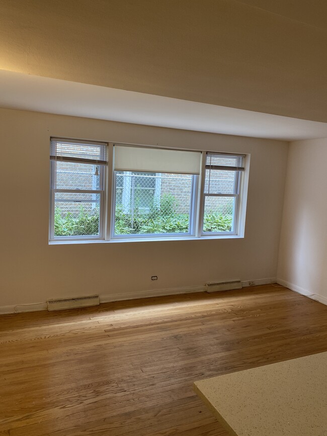Building Photo - 5541 N Artesian Ave