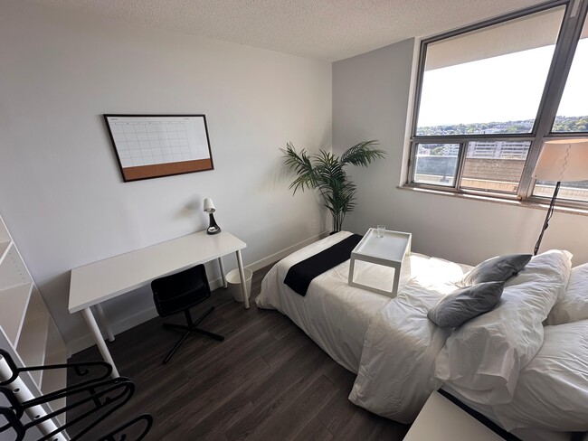 Building Photo - 411 Duplex Ave