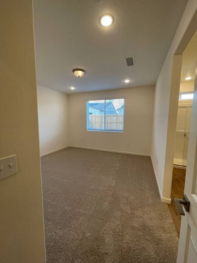 Building Photo - Stunning 4-Bedroom, 2-Bath Rental Home in ...