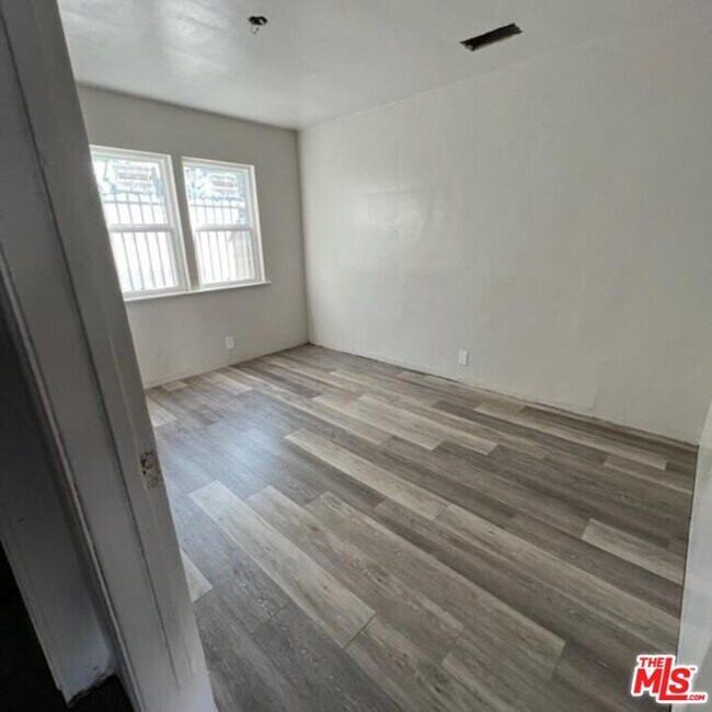 Foto del edificio - 5888 Towne Ave