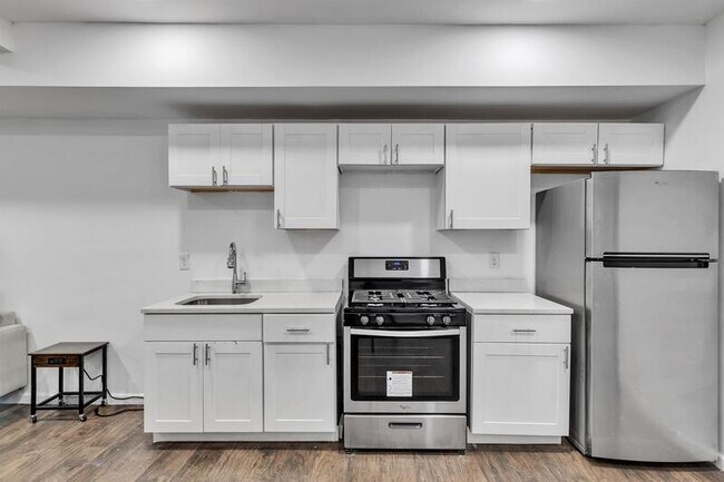 Building Photo - 328 S Highland Ave