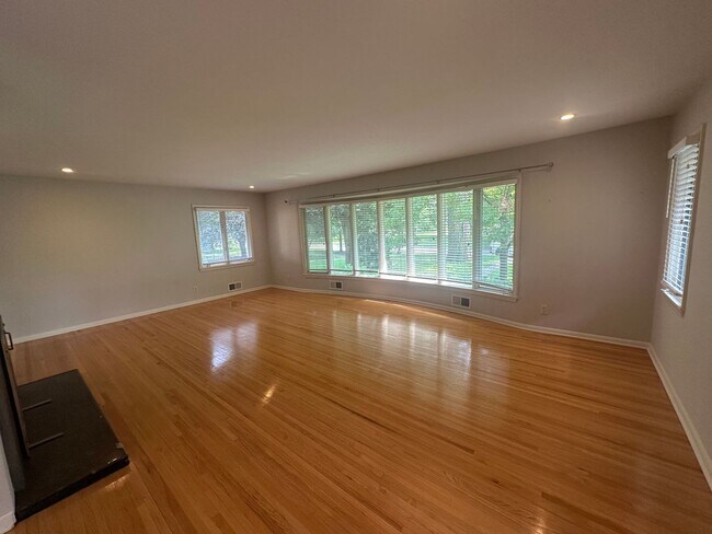 Foto del edificio - Luxury Living on Summit Ave! – Spacious 3B...