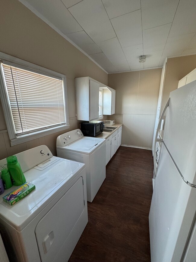 Building Photo - 2379 Highland Ave