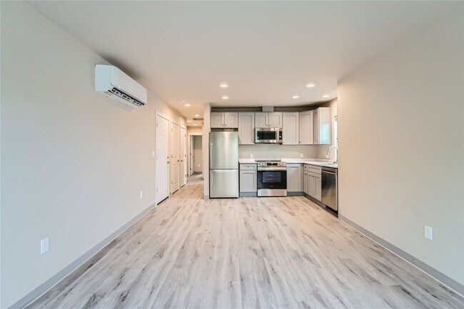 Building Photo - 1410 6th Ave