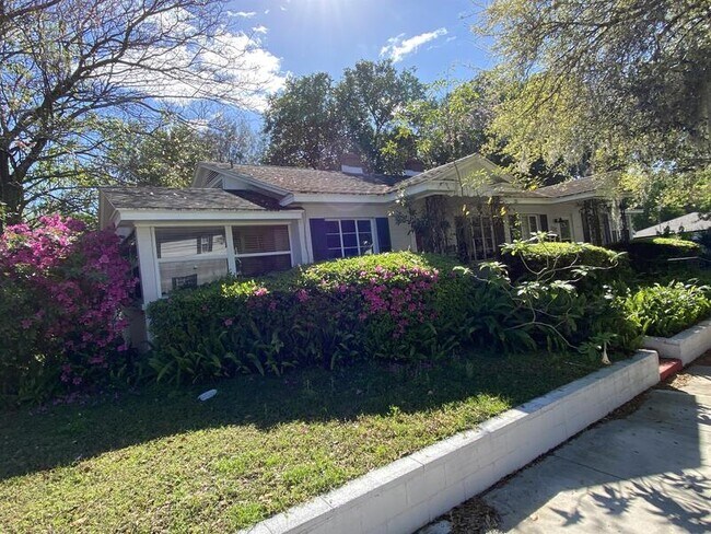 Foto del edificio - 117 N Fern Creek Ave