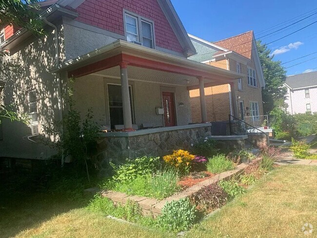 Building Photo - 910 W Huron St