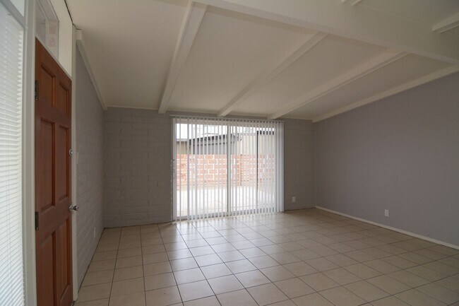 Building Photo - Remodeled 3 Bedroom 2 Bath House! Central/...