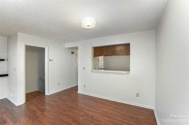 Foto del edificio - 1303 Maple Shade Ln