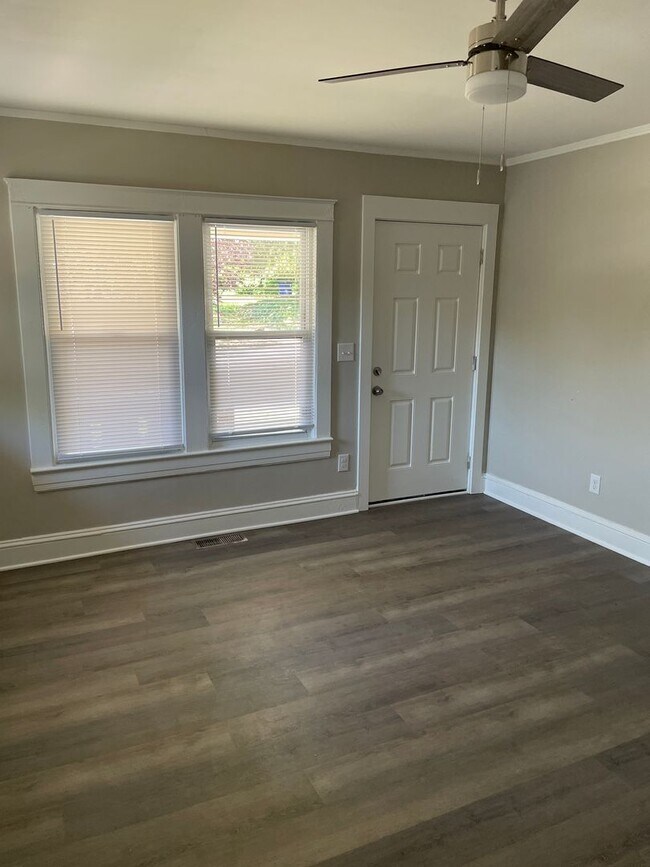 Foto del edificio - 2327 Greenway Ave NW