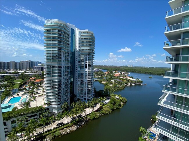 Foto del edificio - 250 Sunny Isles Blvd