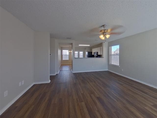 Foto del edificio - 4604 Palm Ridge Dr