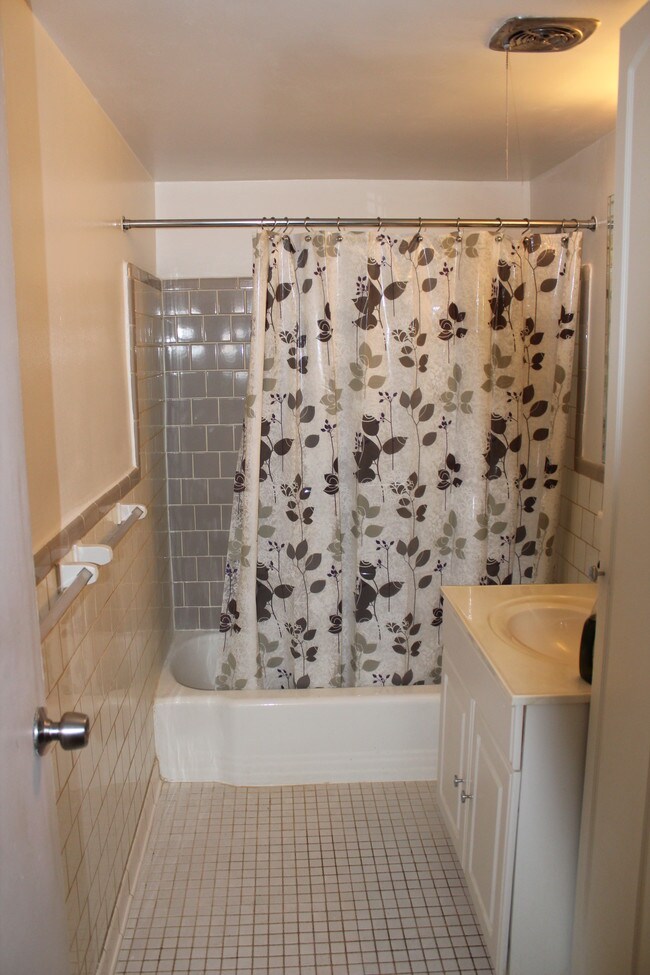 Building Photo - 2016 N Adams St