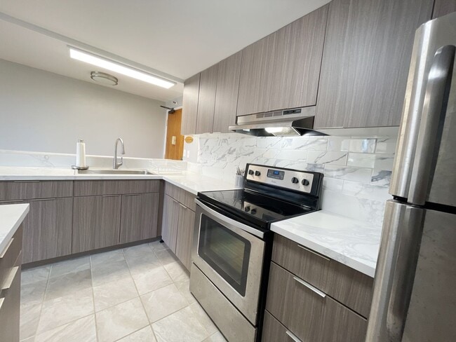 Building Photo - Moiliili - King's Gate 2 bed, 2 bath, 1 pa...