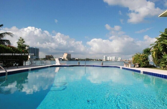 Foto del edificio - 2250 Bay Dr