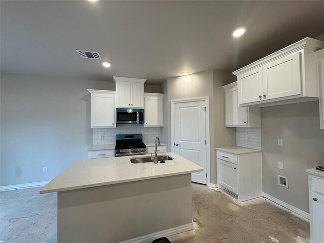 Building Photo - 6821 Labelle Dr