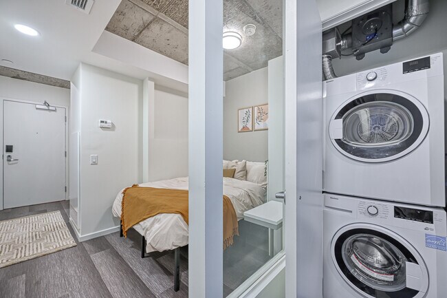 Photo du bâtiment - Premium Studio (1 bed 1 bath)