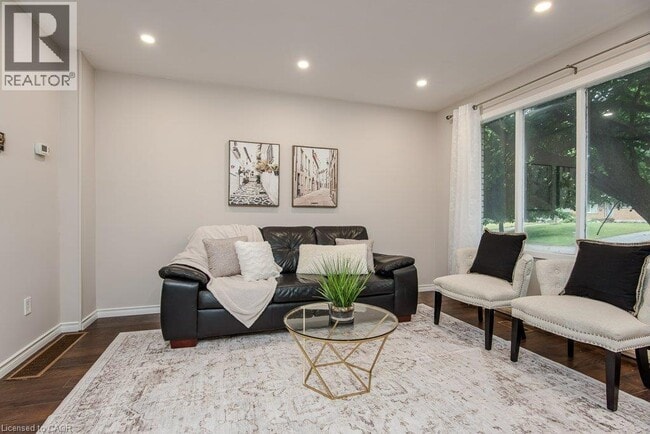 Building Photo - 185 Cedarvale Crescent