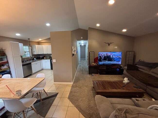 Foto del edificio - Beautiful Ogden home close to Fort Riley!