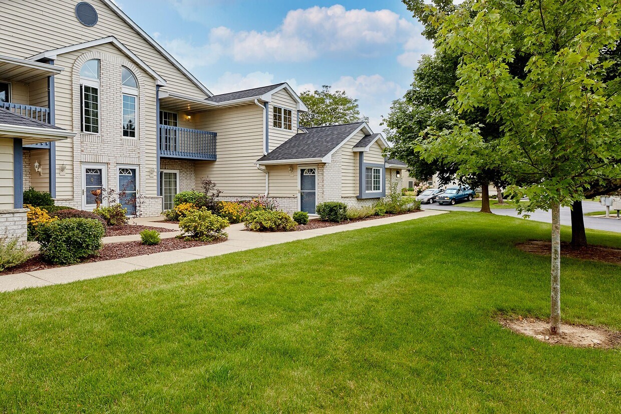 W240N2524 E Parkway Meadow Cir Unit 7, Pewaukee, WI 53072 Condo for