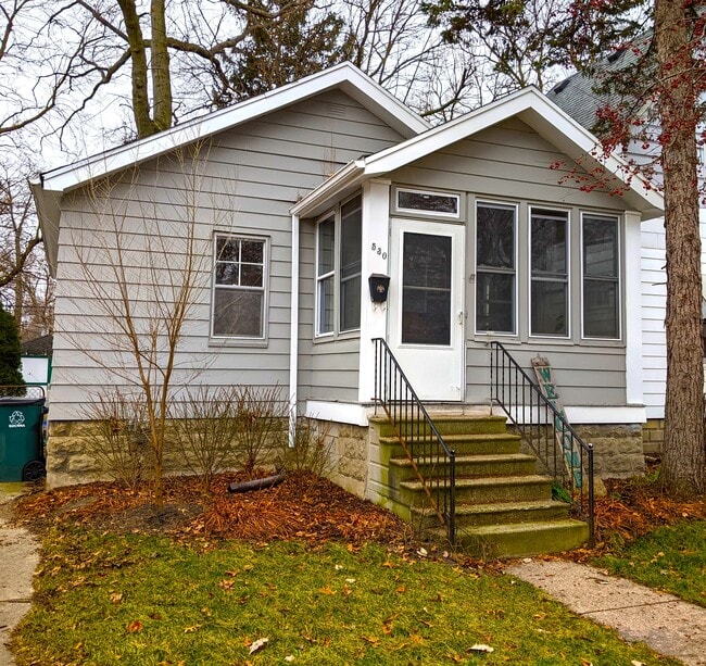 Building Photo - 530 E Maplehurst St