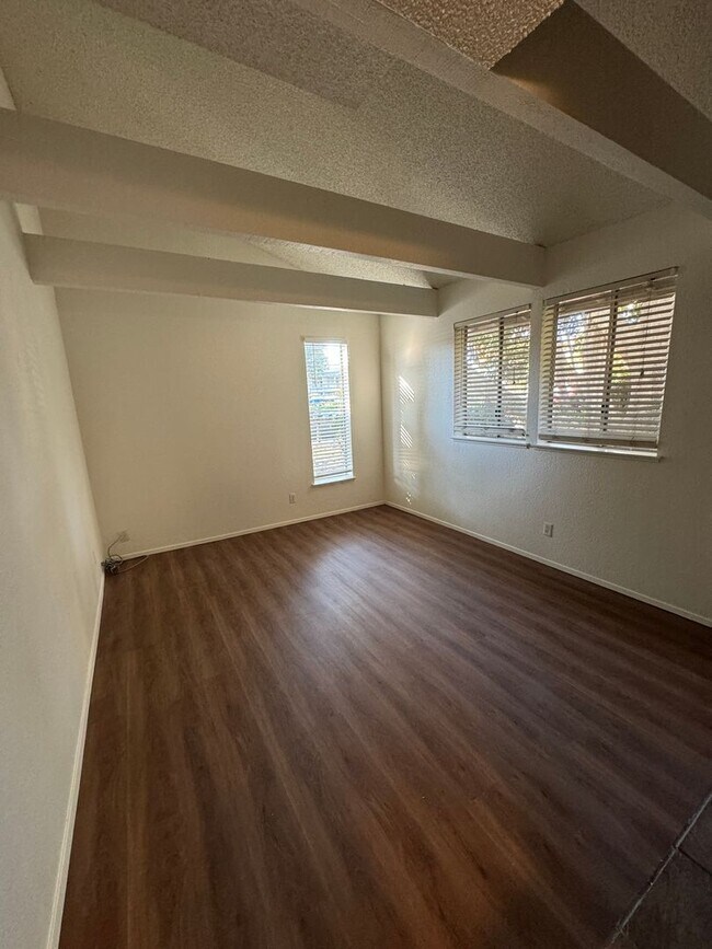 Building Photo - 953