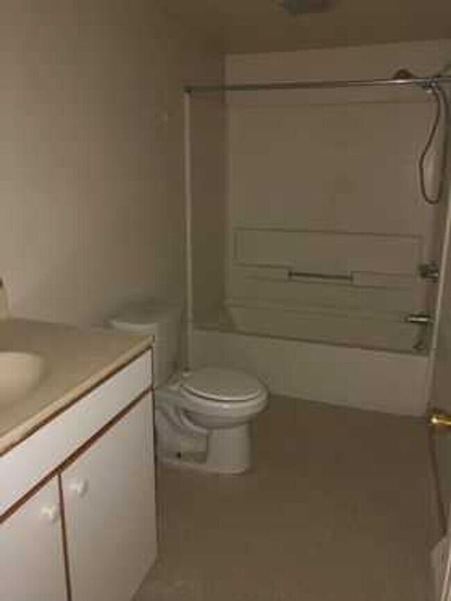 Building Photo - Conveniently Located 2-Bedroom Pet-friendl...
