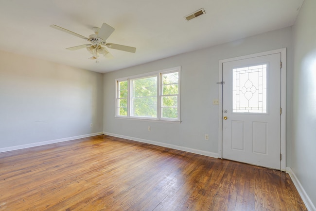 Building Photo - One-Level 3BR/1.5BA Ranch in Prime Blountville Location