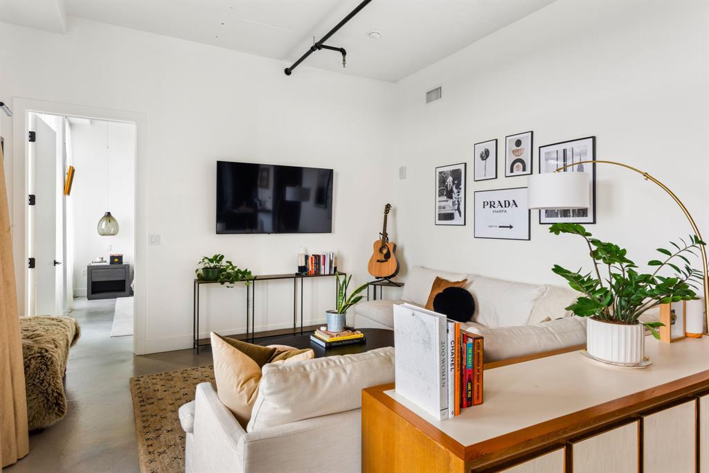 Foto principal - 800 W 5th St