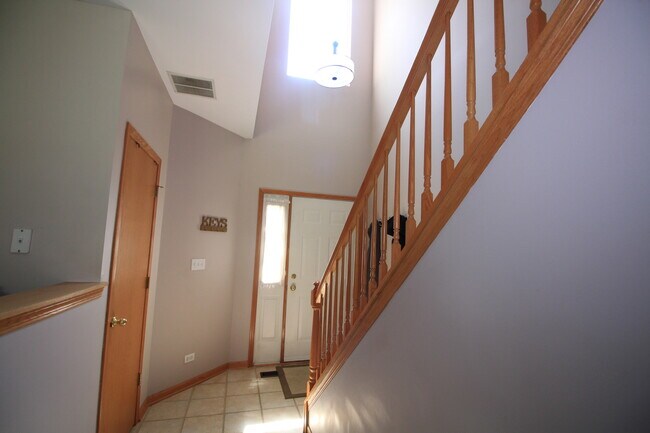 Building Photo - 1025 Woodview Ct
