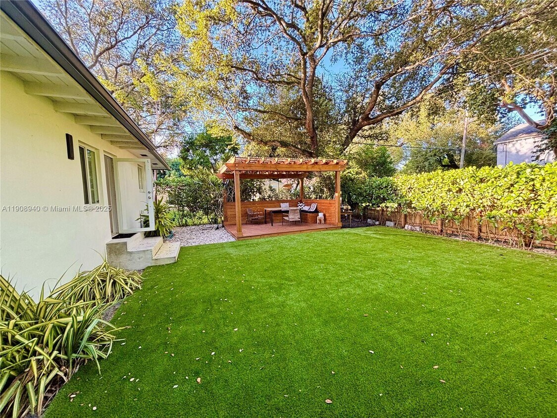 Foto principal - 330 NE 88th St