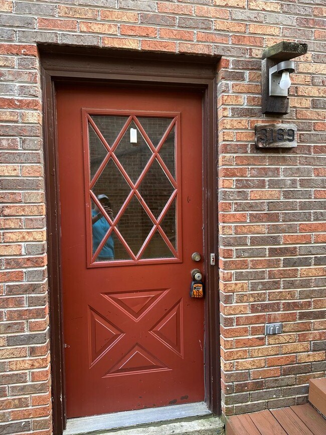Building Photo - 2 bedroom, 1 bath, Ground Level Apt. Kings...