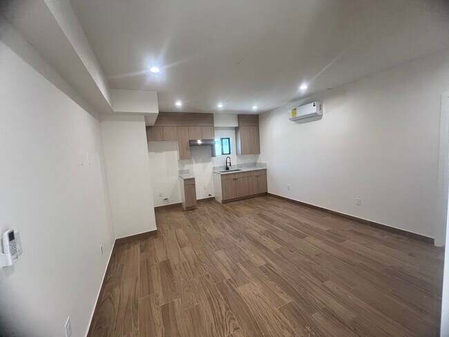 Foto del edificio - 6903 Fulton Ave