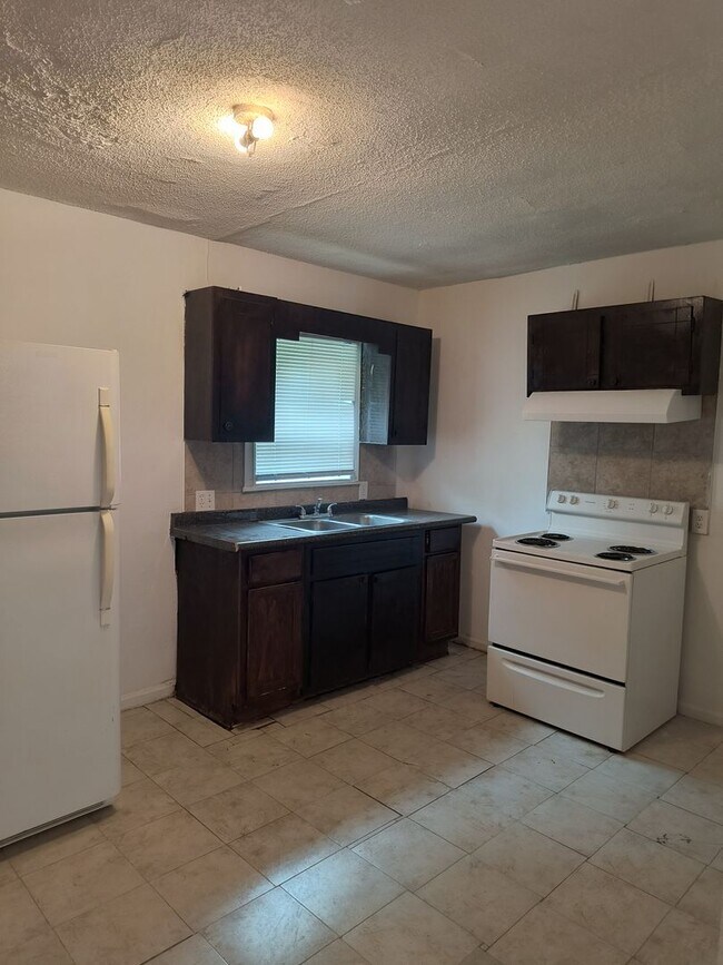 Building Photo - 1107 S Cypress Unit 1 &amp; 2