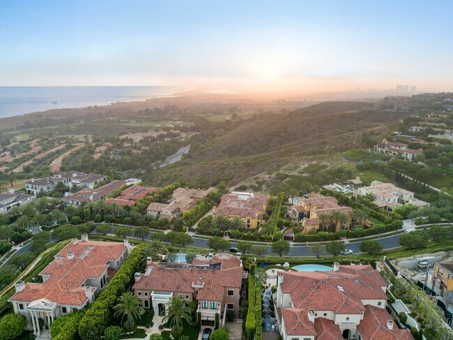 Building Photo - 5 Avalon Vista