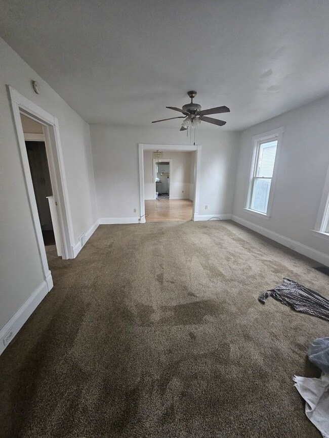 Building Photo - Lower 3 bedroom west side