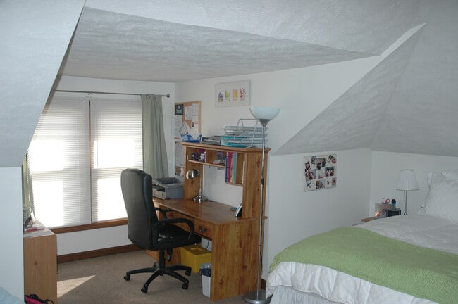 Building Photo - 724 1/2 McLane Ave