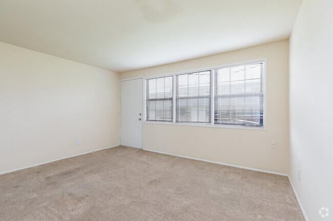 1BR, 1BA - 730SF - Living Room - Riverview Townhomes