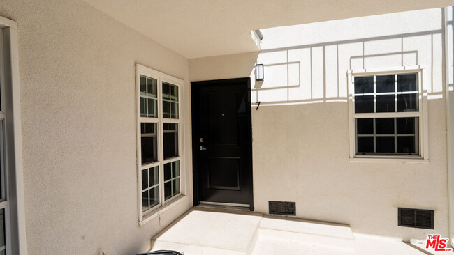 Building Photo - 835 S Sherbourne Dr
