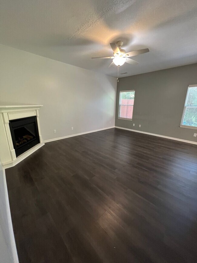 Foto del edificio - Spacious 3-Bed Condo with Private Patio & ...