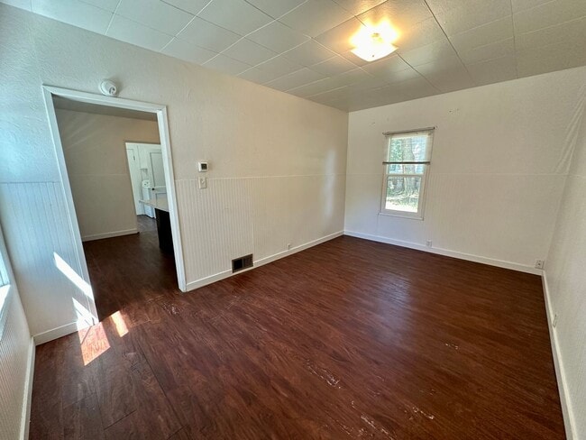 Building Photo - Cottage Style 1 Bed Home with a Large Yard...